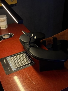 Маникюрная подставка для рук с держателем телефона