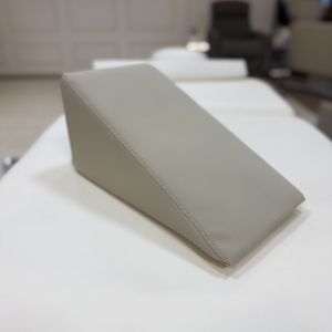 Педикюрный Клин ( подушка под ногу ) для кресла