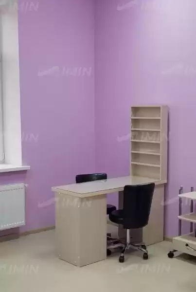 Маникюрный стол Надин двухтумбовый с полками для лаков, ящиками и опорой для ног — профессиональный стол для салона красоты