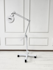 Светодиодная лампа лупа 5 д белая на стойке  