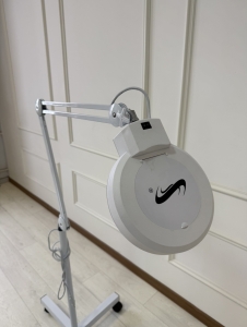 Светодиодная лампа лупа 5 д белая на стойке  